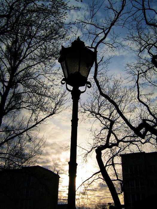 Straßenlaterne bei Dämmerung