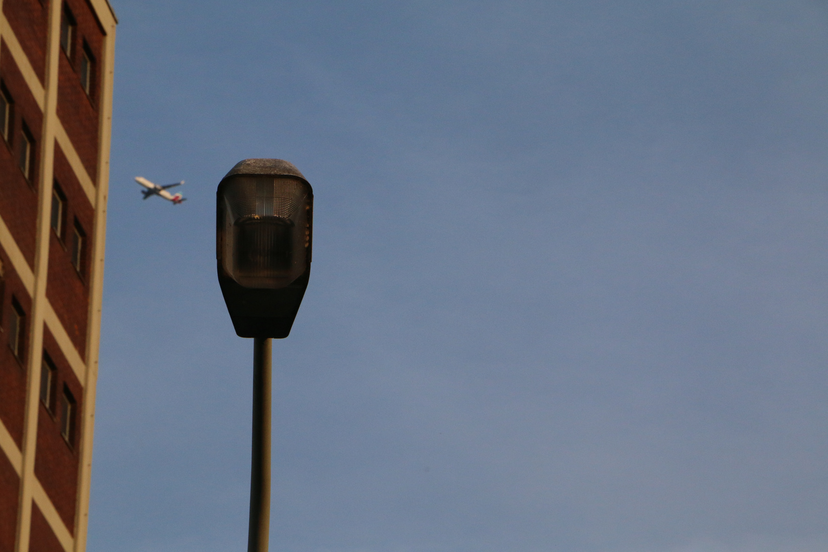 Straßenlaterne mit Flugzeug