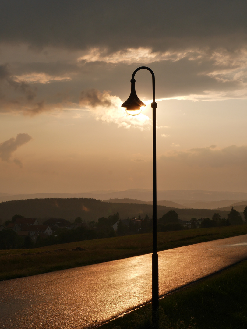 Straßenlaterne nach einem Gewitter im Gegenlicht...