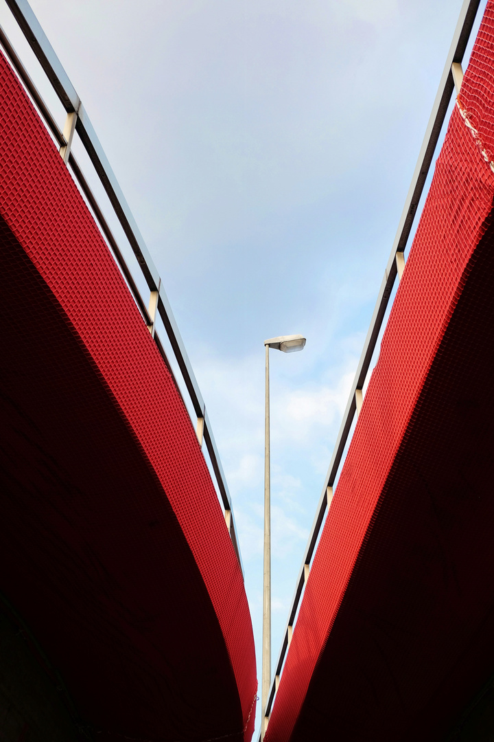 Straßenlaterne zwischen zwei Hochstraßen