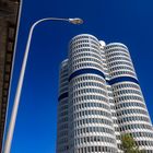 Straßenlicht an der BMW Konzernzentrale