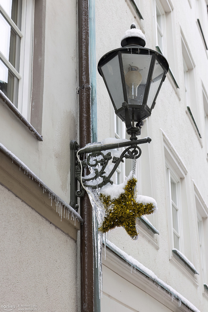 Straßenlicht mit Stern