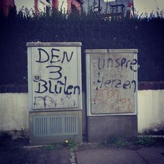 Straßenlyrik. "Den drei Blüten unsere Herzen"