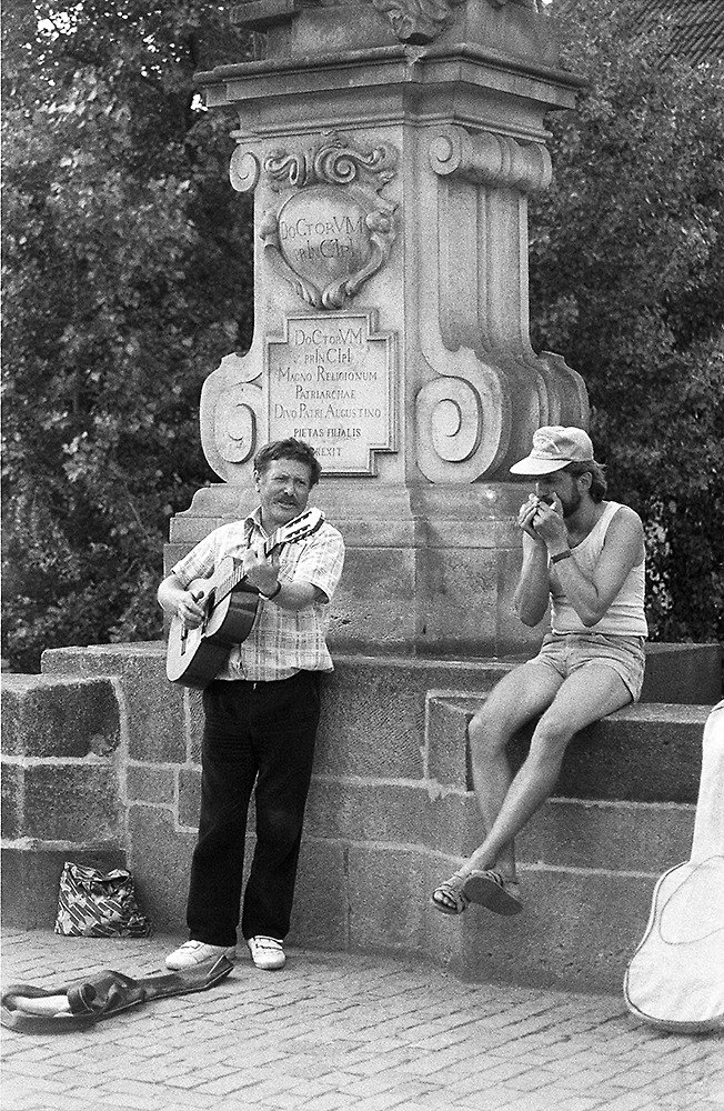 Straßenmusik auf der Karlsbrücke in Prag - 1990