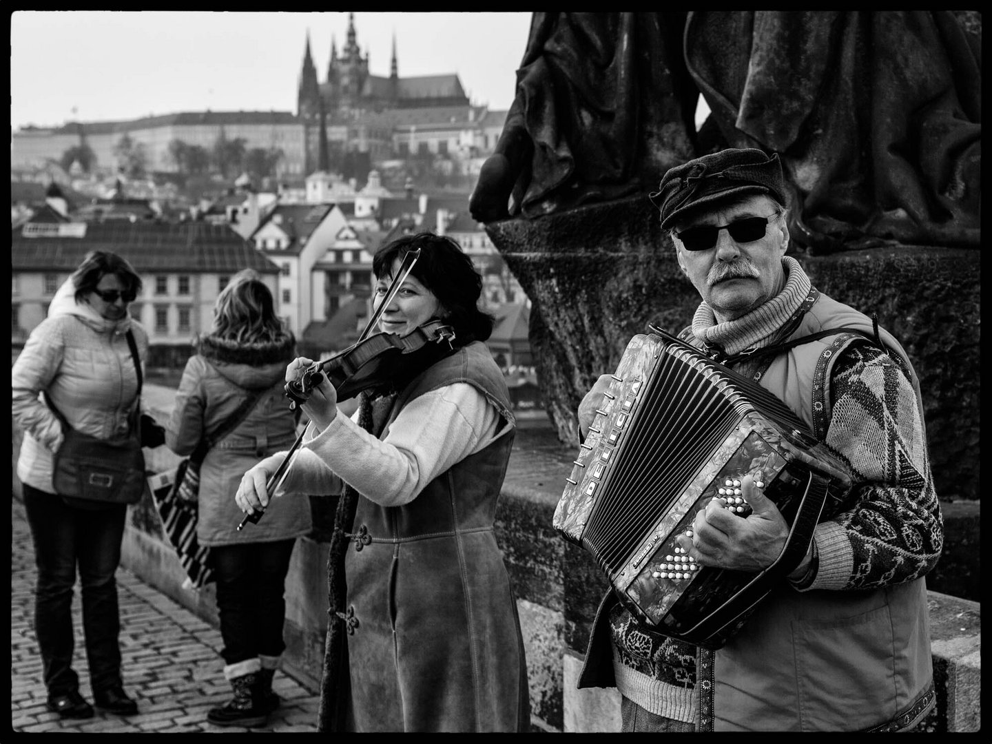 Straßenmusik auf der Karlsbrücke in Prag