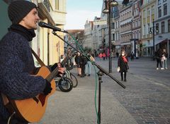 Straßenmusik erklingt wieder in Rostock (1)