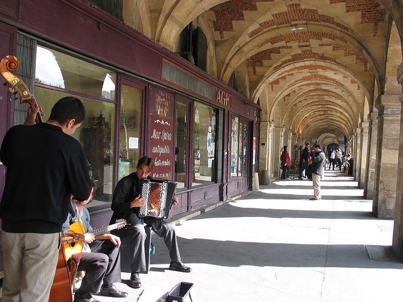 Straßenmusik unter Arkaden...