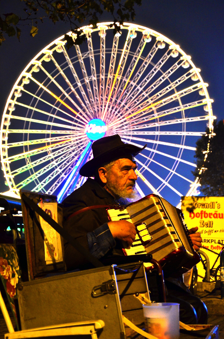 Straßenmusikant am Rande des Cannstatter Volksfests