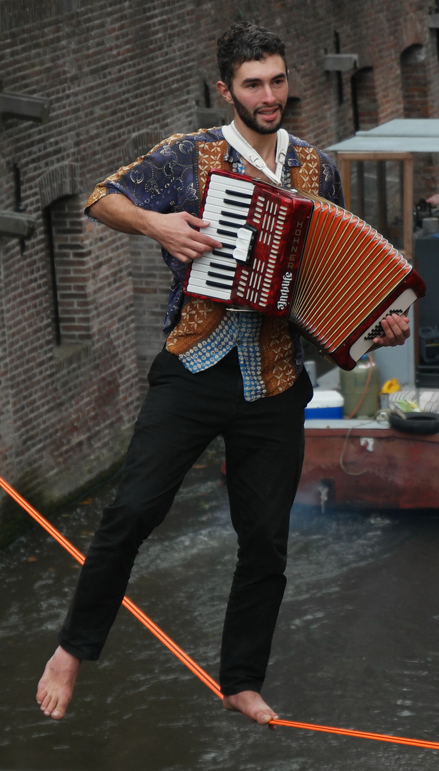 Straßenmusikant auf dem Hochseil, Utrecht