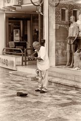 Straßenmusikant in der Fußgängerzone von Ohrid