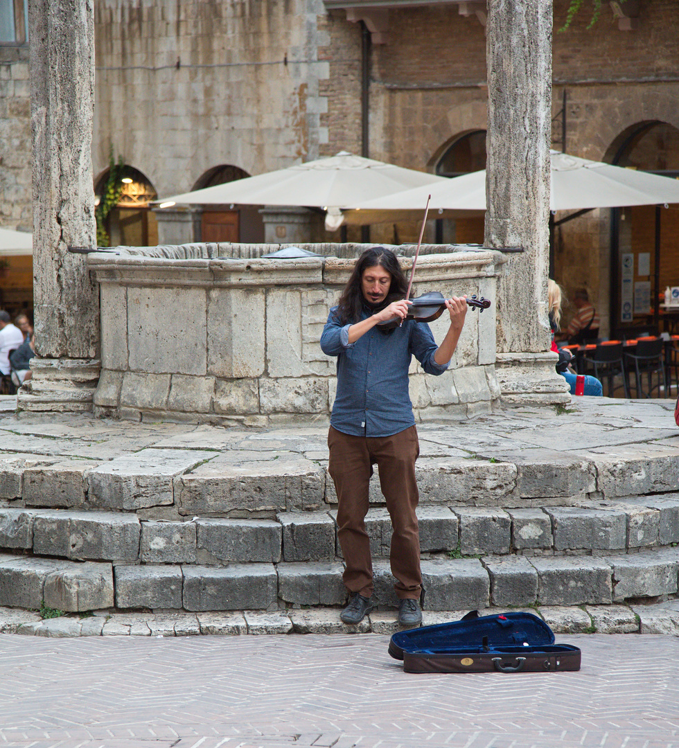 Straßenmusikant in San Gimignano - Toskana