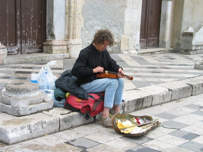 Straßenmusikant in Taormina