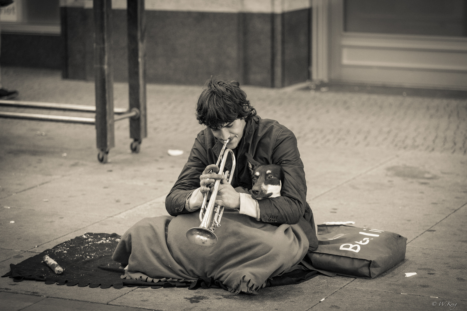 Strassenmusikant mit Partner