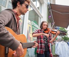 Straßenmusikanten beleben die Rostocker Innenstadt