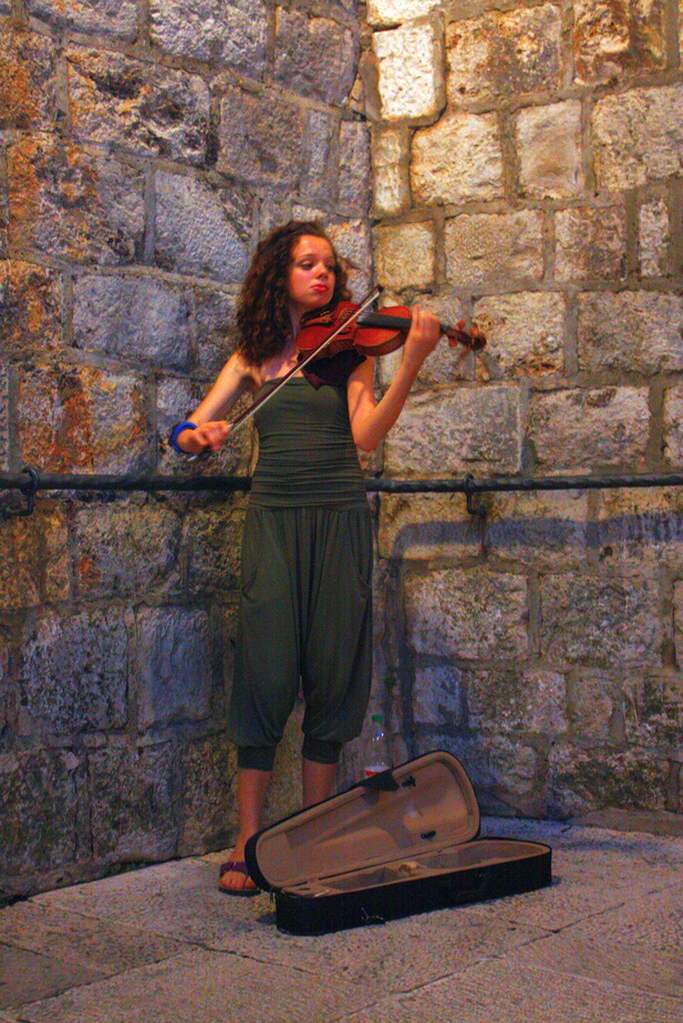 Straßenmusikantin in Dubrovnik