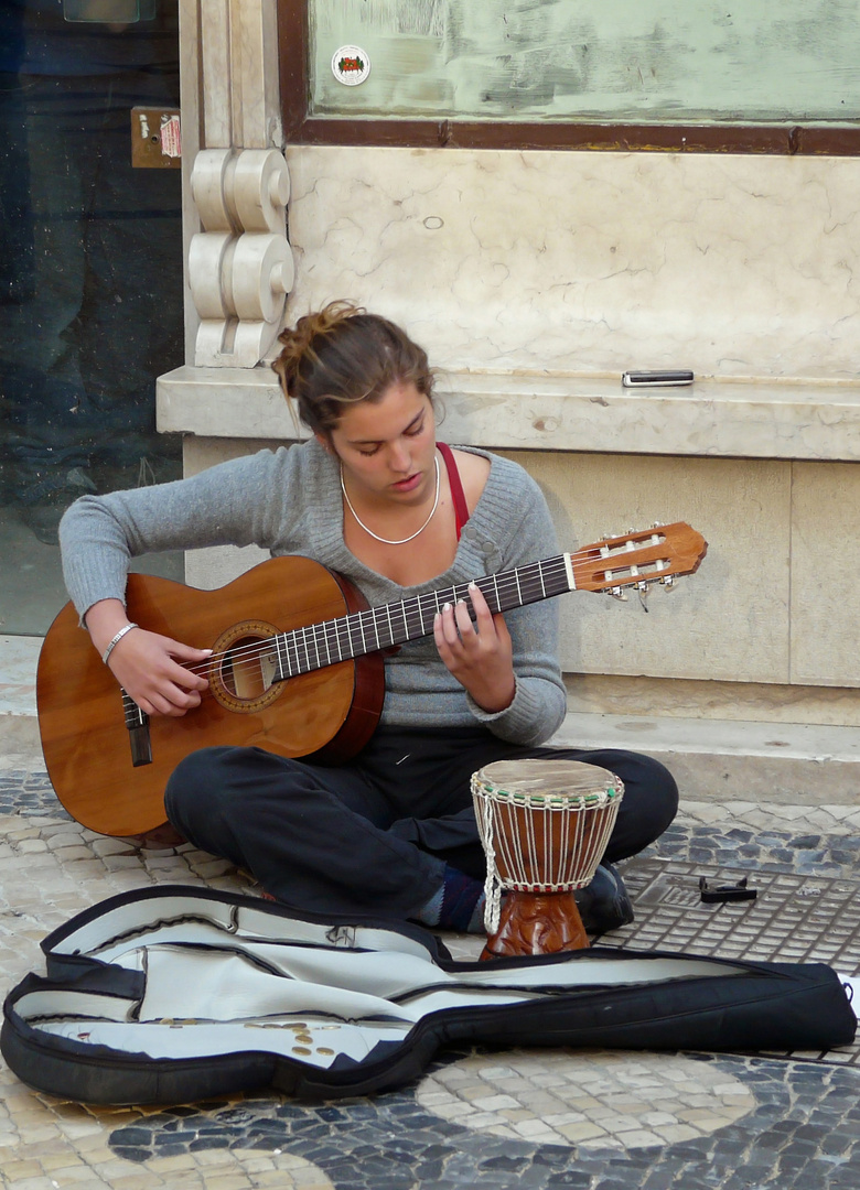 Straßenmusikantin in Lissabon