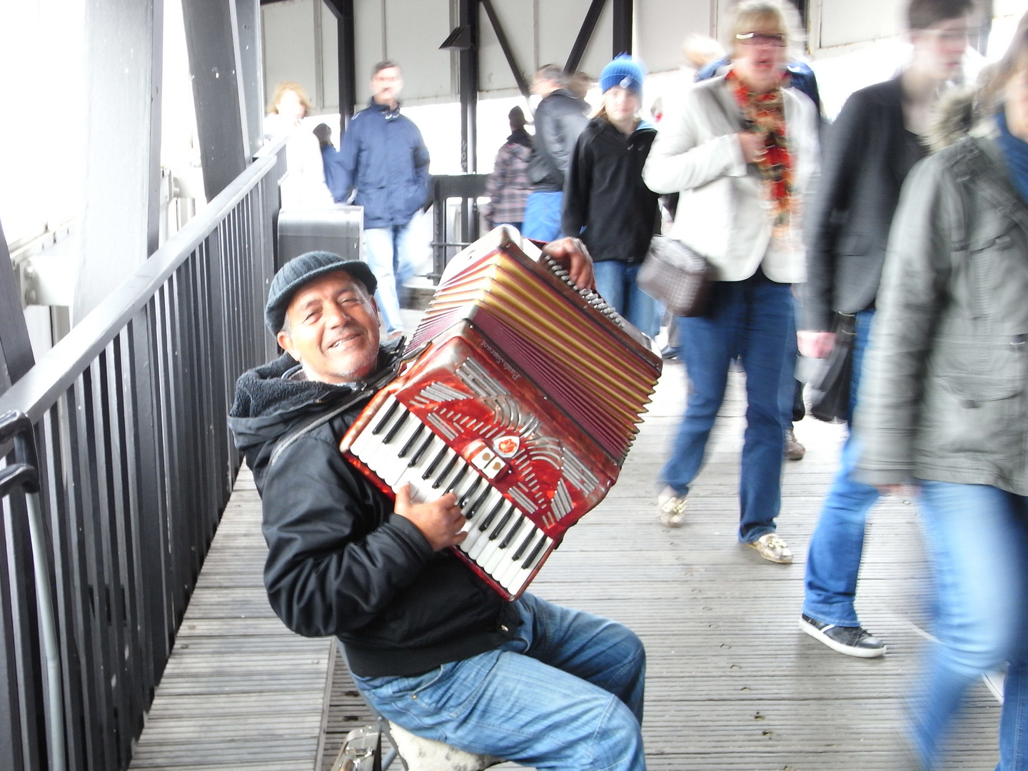 Strassenmusiker auf der Überseebrücke