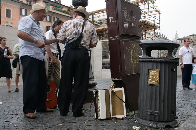 Straßenmusiker bei der MIttagspause (Rom)