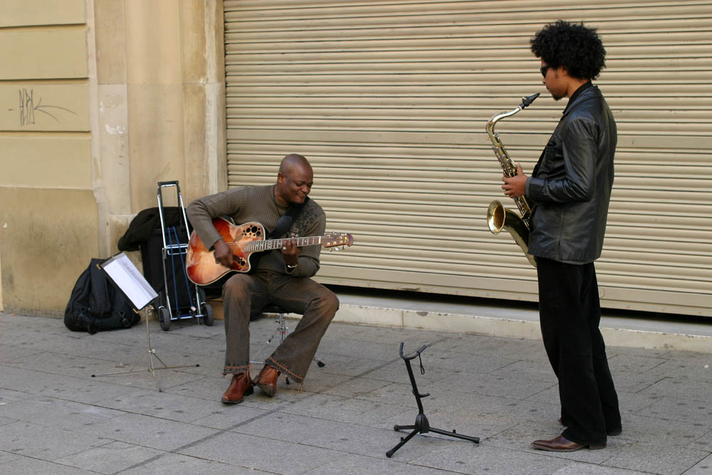 Strassenmusiker geben eine Session in Barcelona