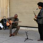 Strassenmusiker geben eine Session in Barcelona