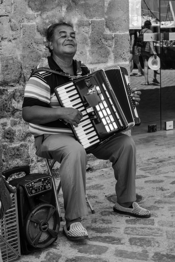 Straßenmusiker im Hafen Chania