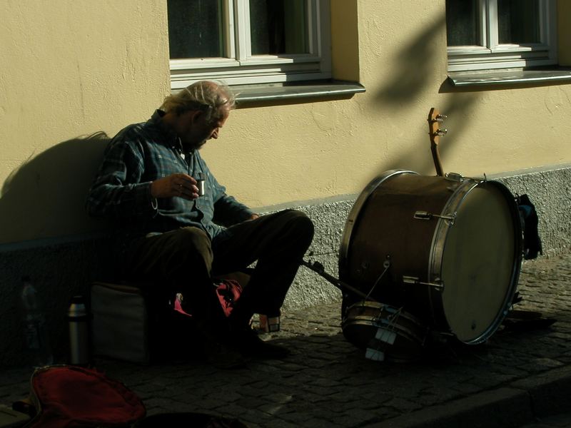 Straßenmusiker in der tiefstehenden Abendsonne ...