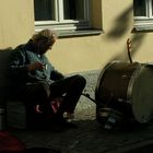 Straßenmusiker in der tiefstehenden Abendsonne ...