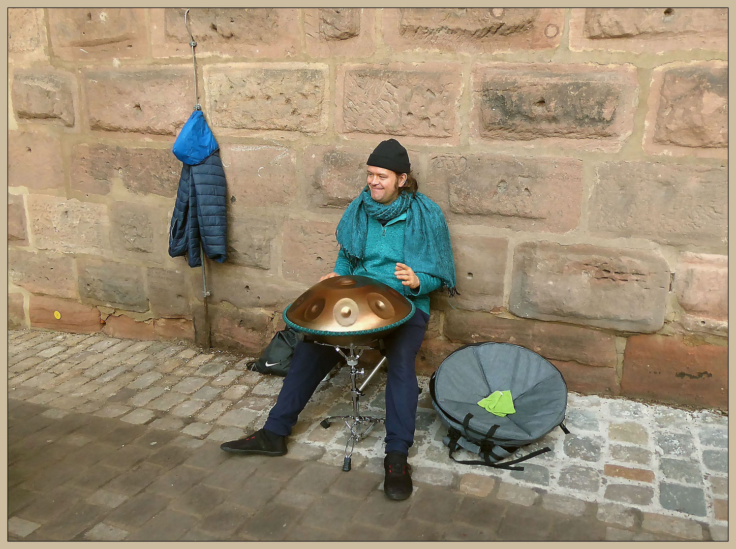 Straßenmusiker mit Hang Drum (Handpan)