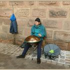 Straßenmusiker mit Hang Drum (Handpan)