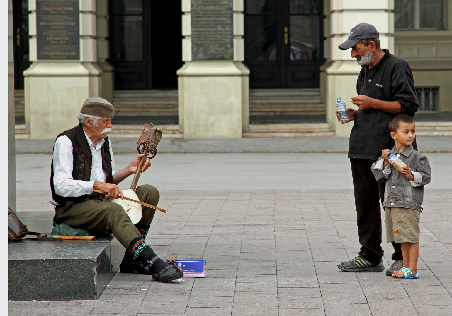 Straßenmusiker mit Zuhörer