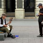 Straßenmusiker mit Zuhörer