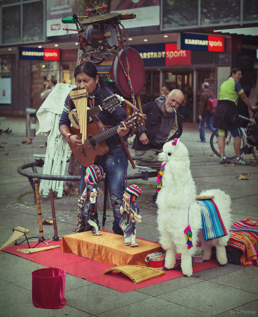 Straßenmusiker und der Mann im Hintergrund