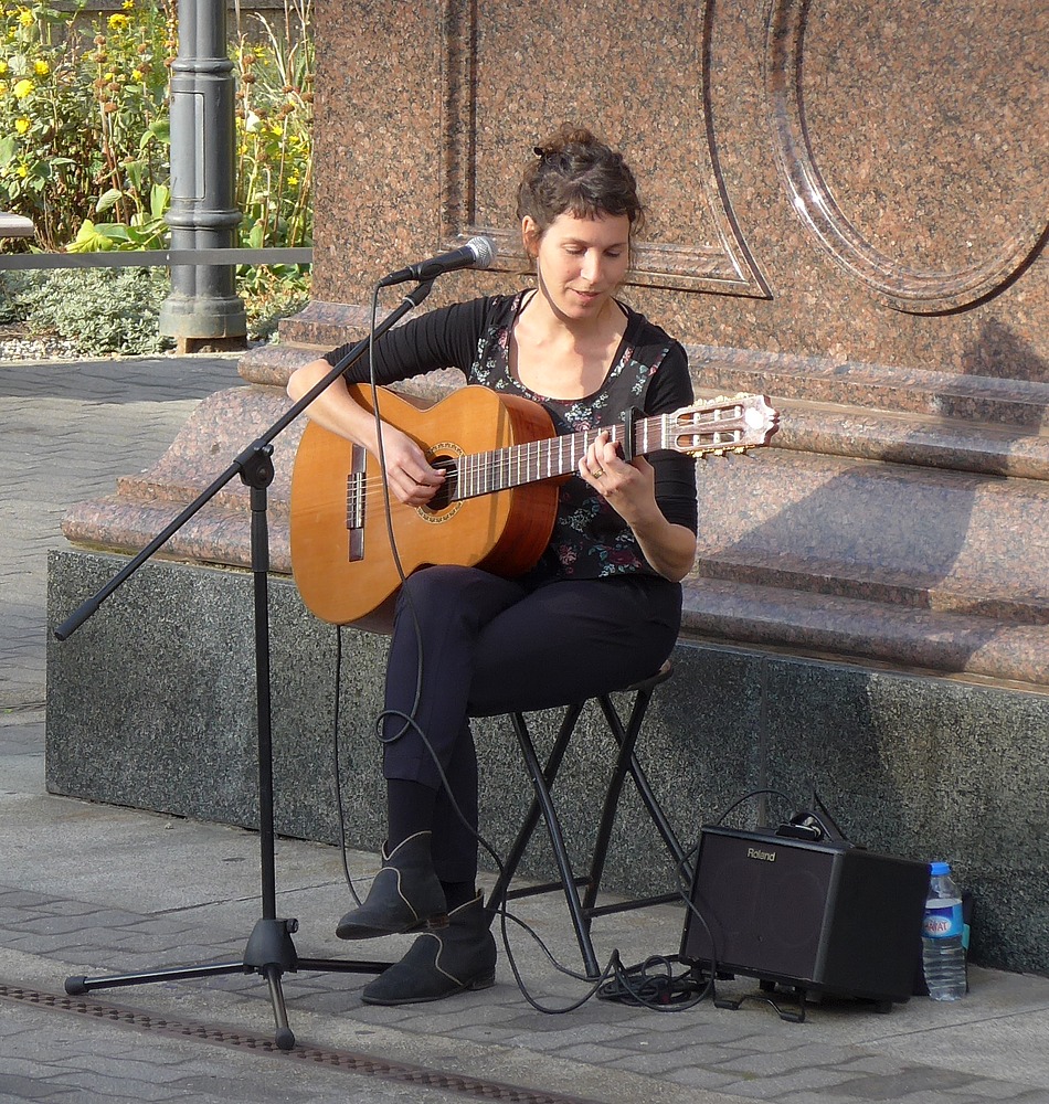 Straßenmusikerin II