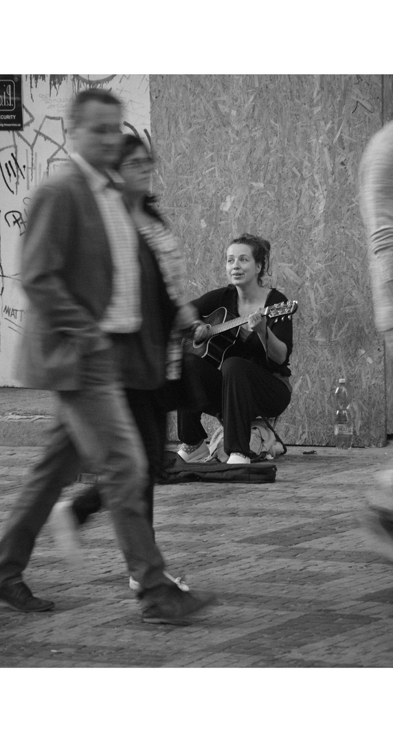 Straßenmusikerin in Prag