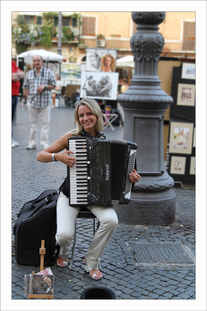 Straßenmusikerin in Rom