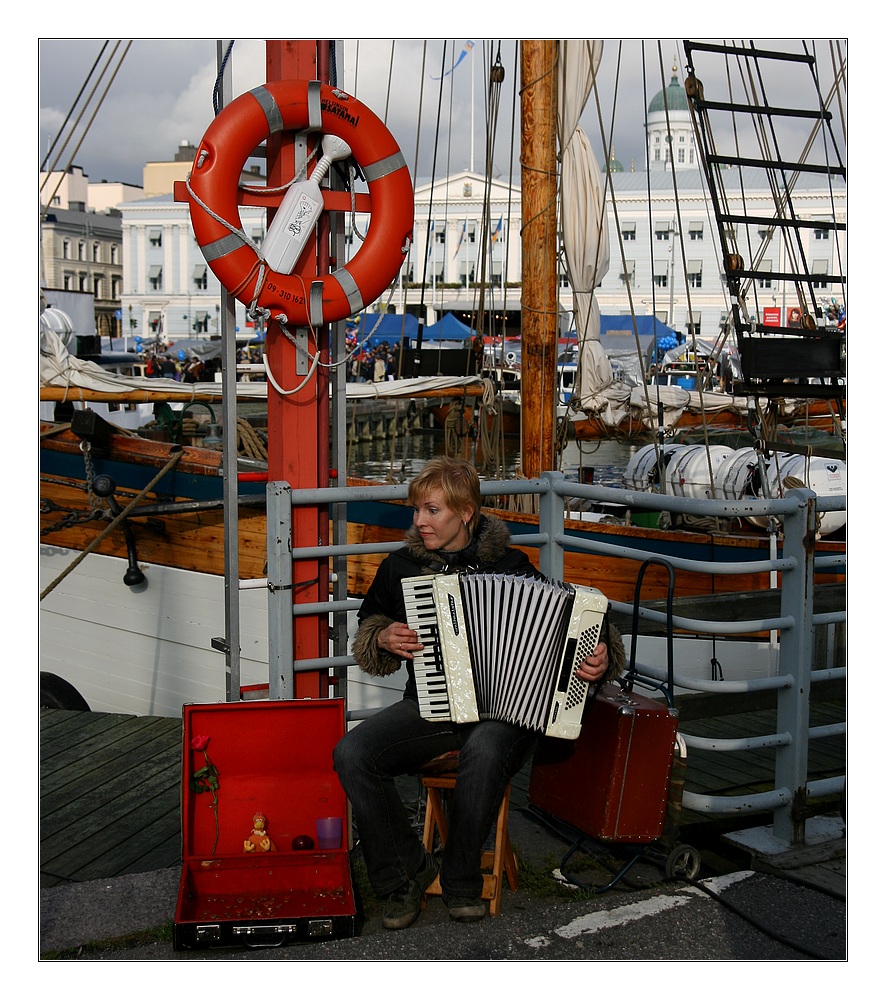 Straßenmusik_zum_Fischmarkt_in_Helsinki