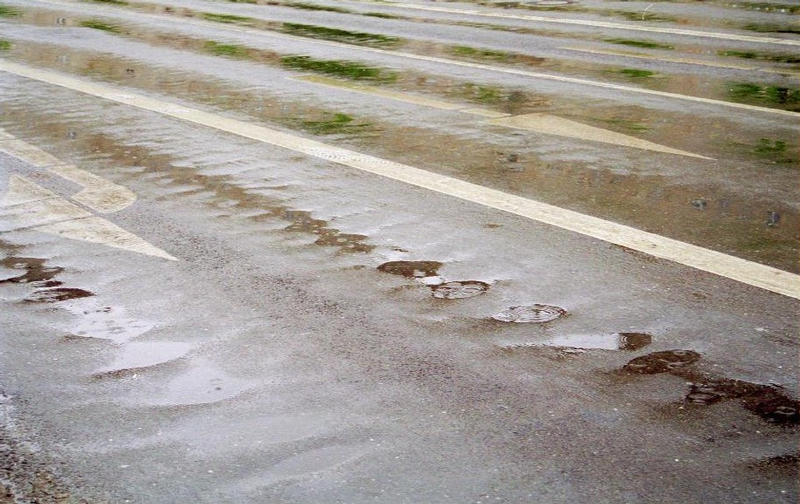 Straßenpfeile im Regen von Oliver Kretschmer