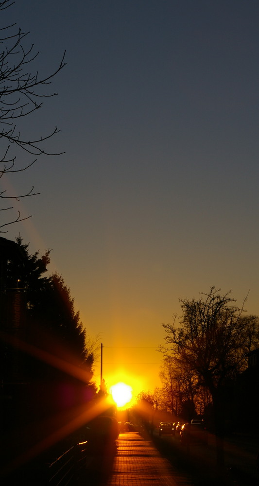 Straßenrand bei Sonnenuntergang