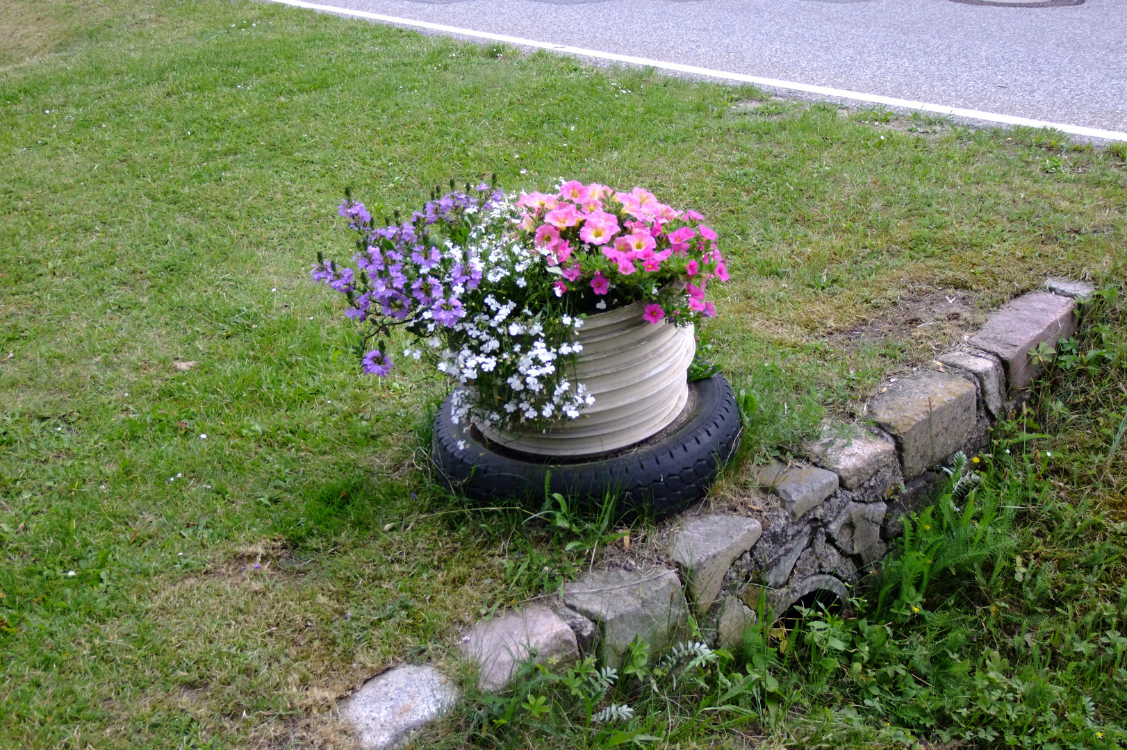 Straßenrandbegrünung in Manhagen bei Lensahn