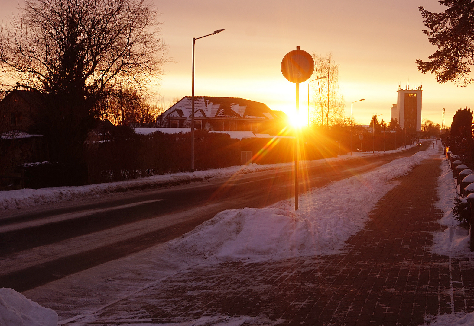 Straßenschild mit Sonnenstrahlen