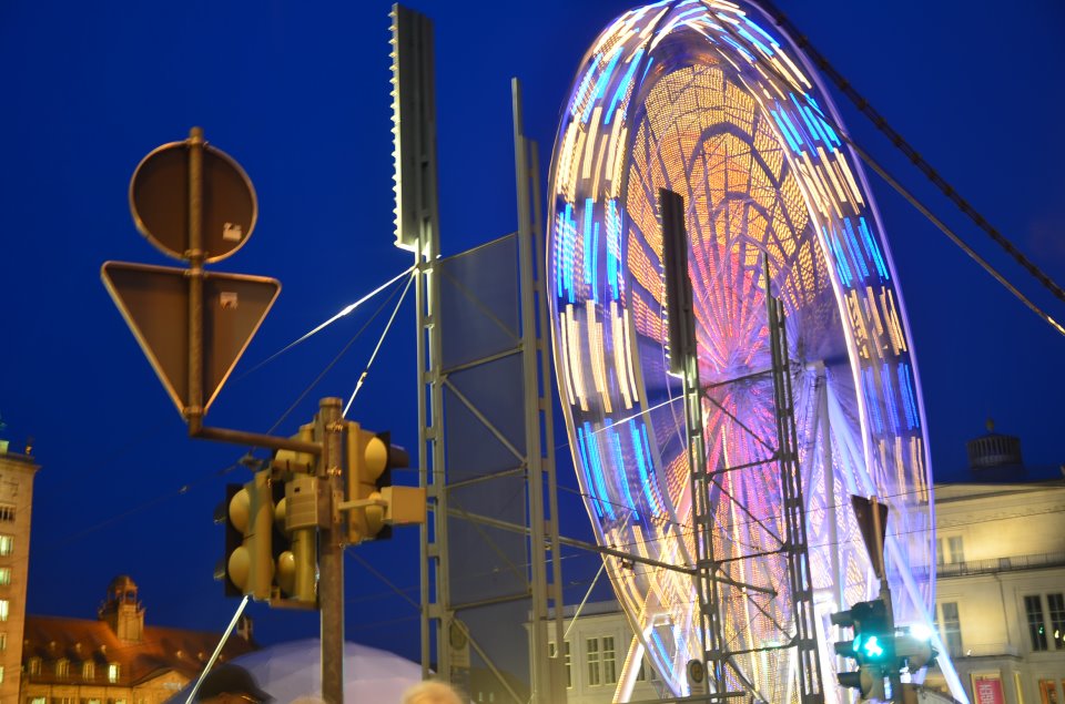 Straßenschilder und Riesenrad