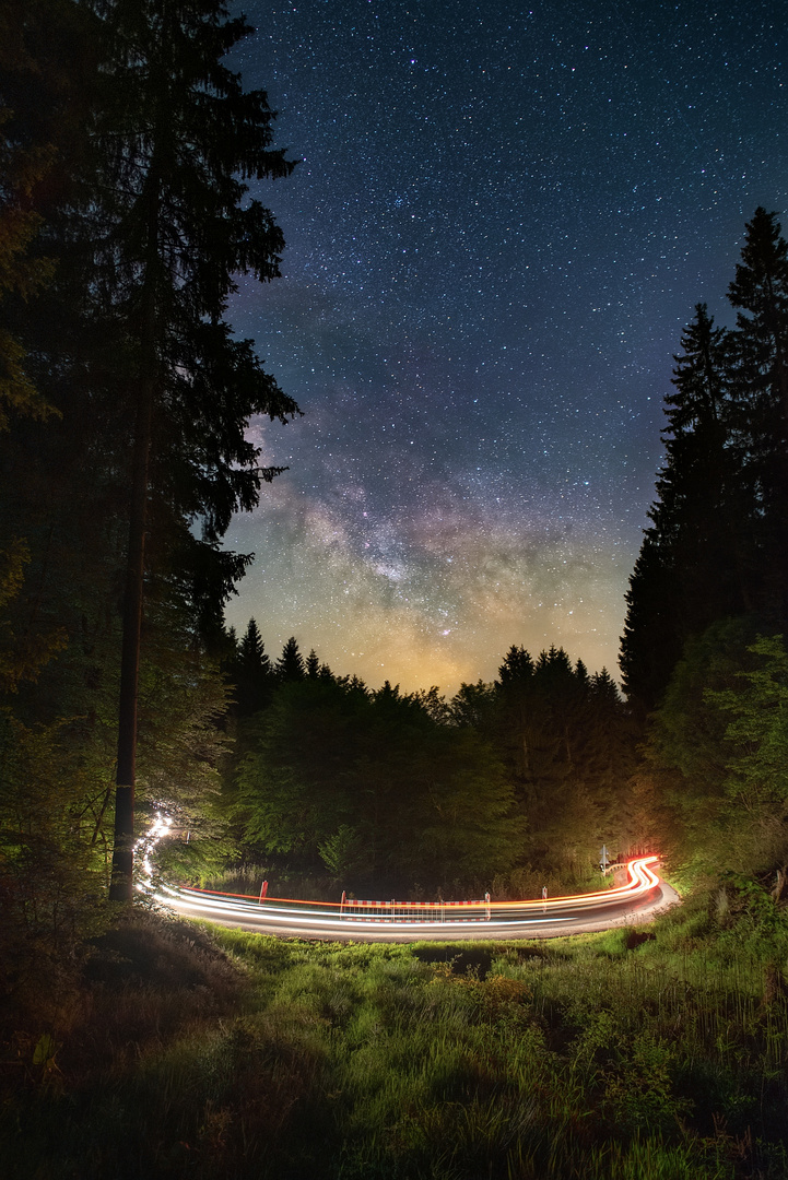 Straßenschleife in der Nacht