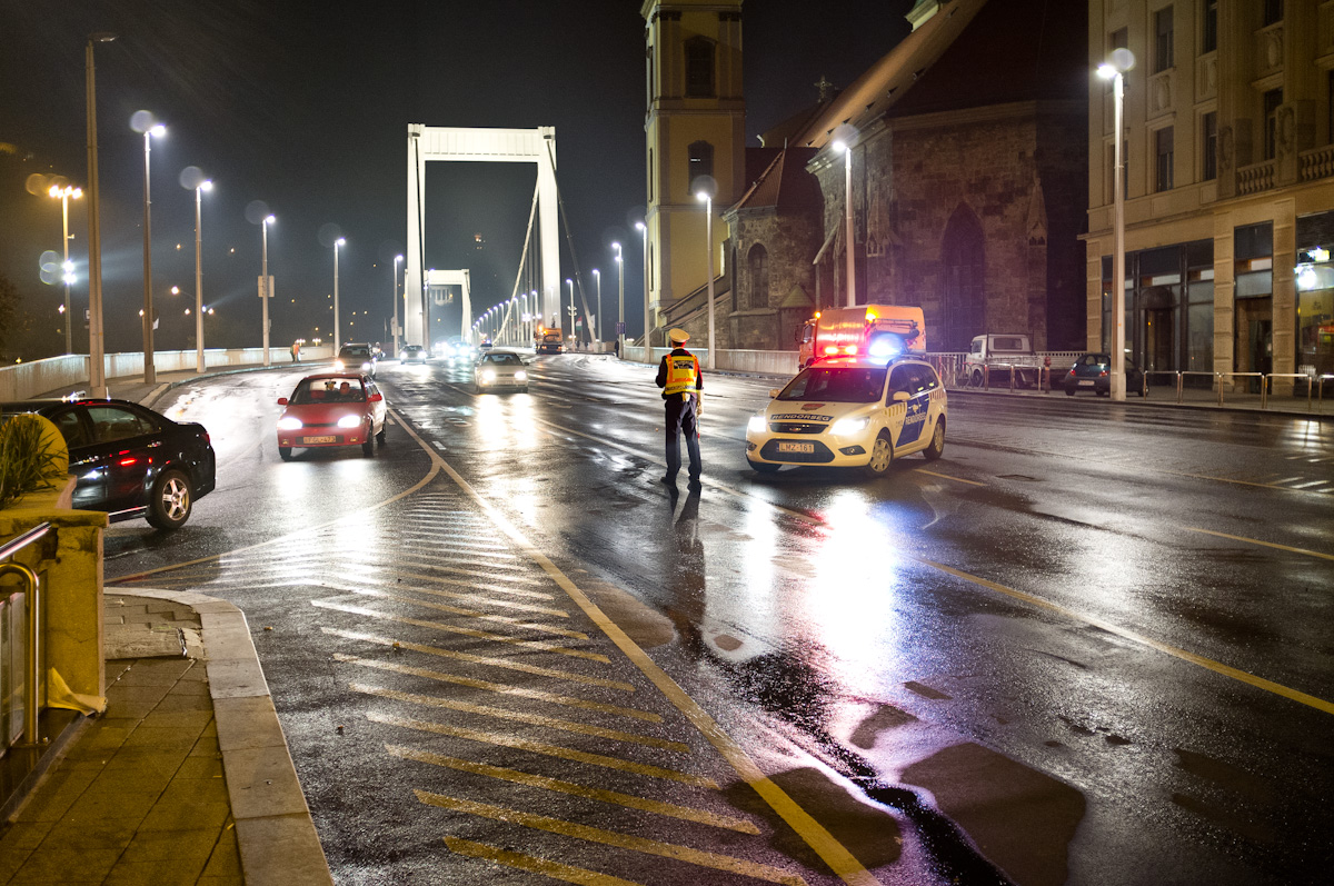 Straßensperre in der Nacht