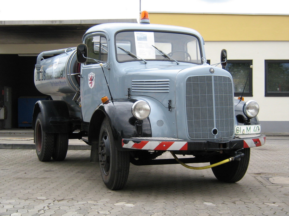 Strassenspreng- und Waschwagen