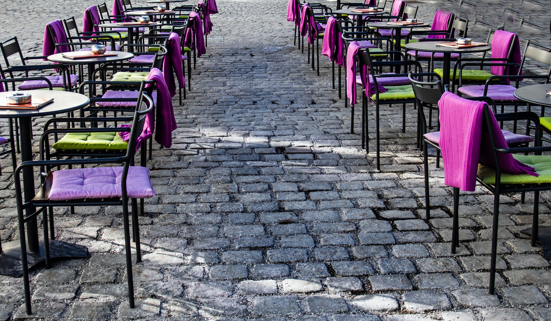 Straßenstühle mit roten Decken