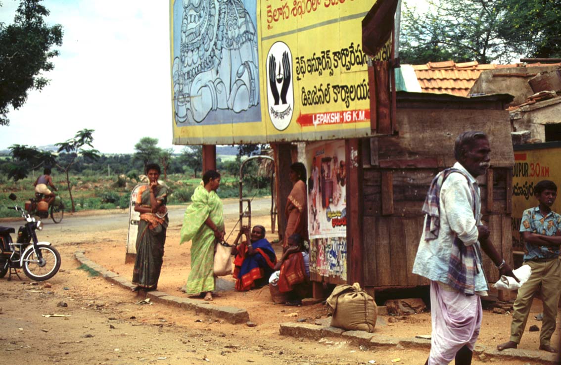 Strassenszene bei Bangalore in Indien