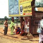 Strassenszene bei Bangalore in Indien
