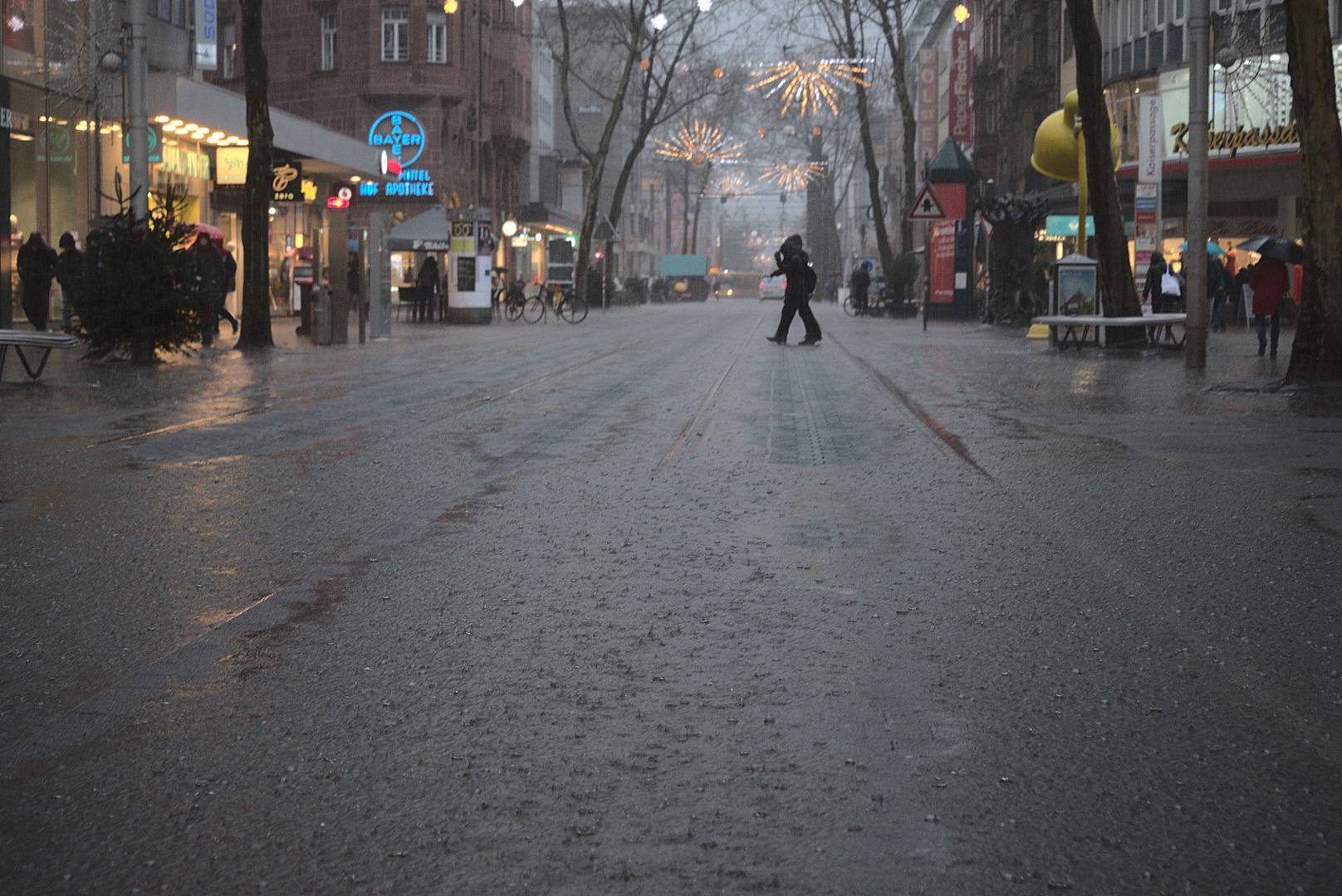 Straßenszene bei Regen (2)