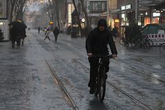 Straßenszene bei Regen