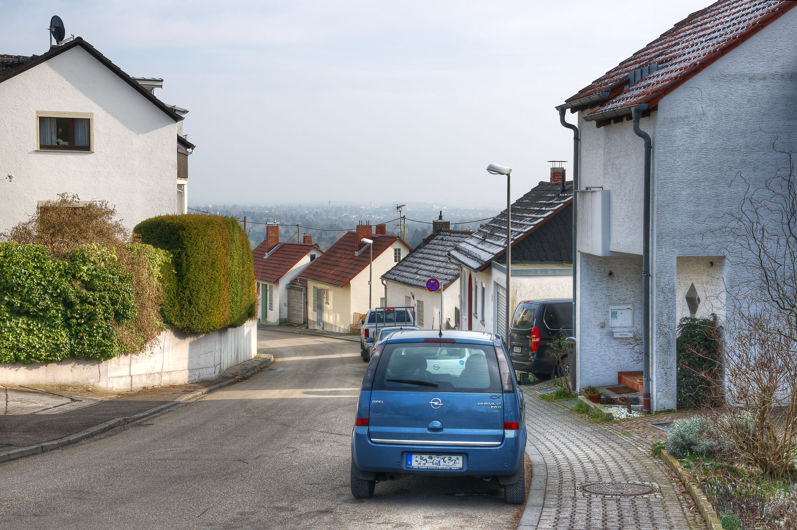 Straßenszene im Vorort mit Fernblick, Wiesbaden